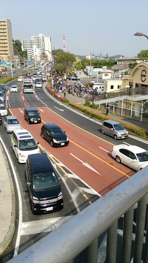 横須賀ー。 汐入駅から歩道橋渡ったスシローの前が今の最後尾。 2500人くらい並んでる模様。